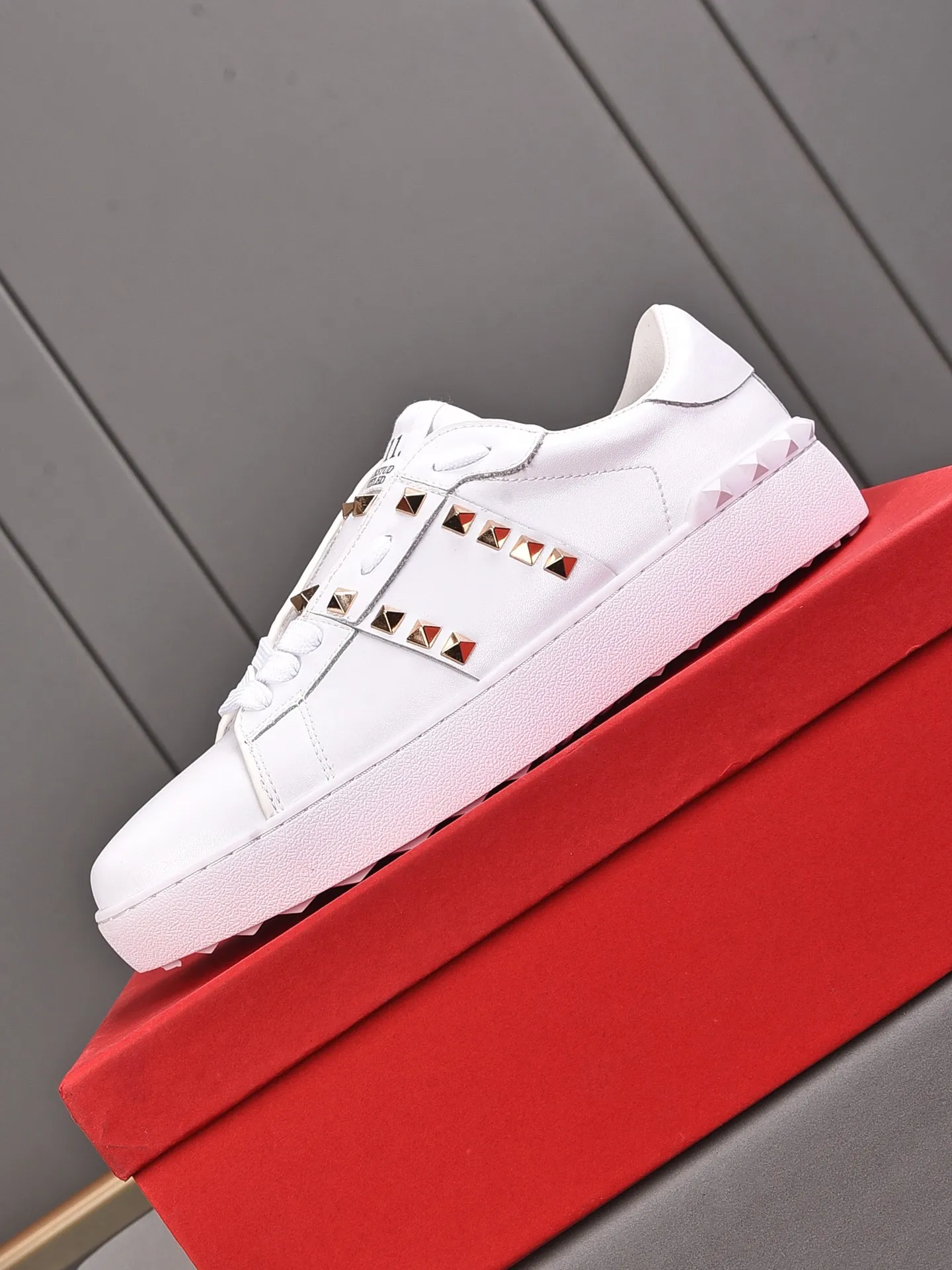 Men's shoes 440💰 (men and women couples) Valentino classic color matching series casual shoes. Made with heavy craftsmanship, good products pay attention to every detail. A must-have trendy item that can be worn all year round, it has been worn by many celebrities and Internet celebrities~~Imported cowhide surface, unique design concept, sheepskin lining, counter quality. Women’s clothing 35-40. Men’s clothing 39-44, 45-46 (returns and exchanges are not supported for custom-made items)